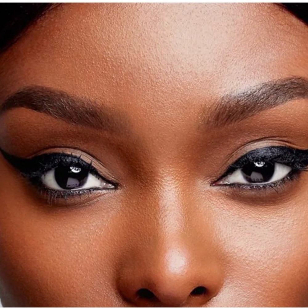 UZO Blaque Liquide Eyeliner - Picture 5 of 5